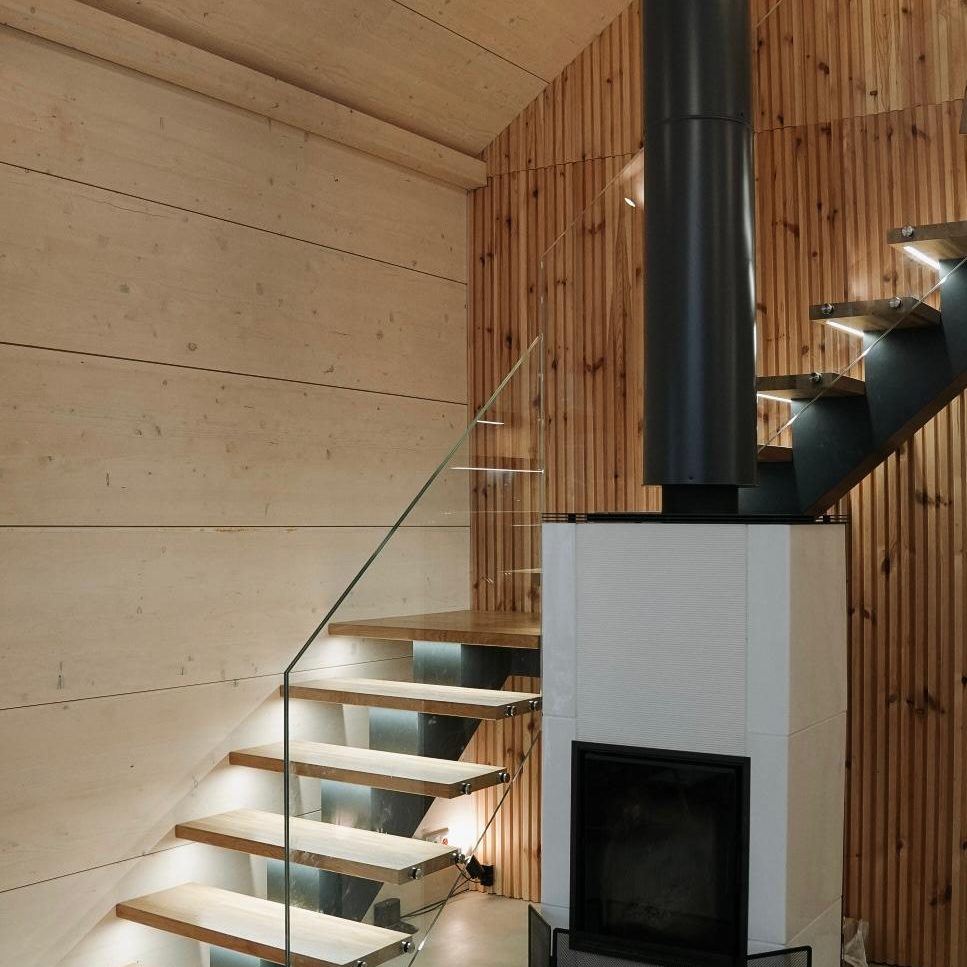 Schwebende Holztreppe mit Kaminofen