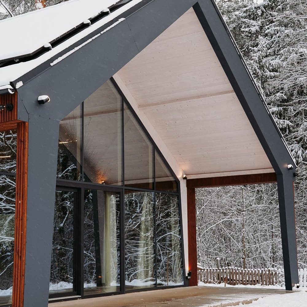 Verglaster Giebel-Eingang des Light House im Schnee