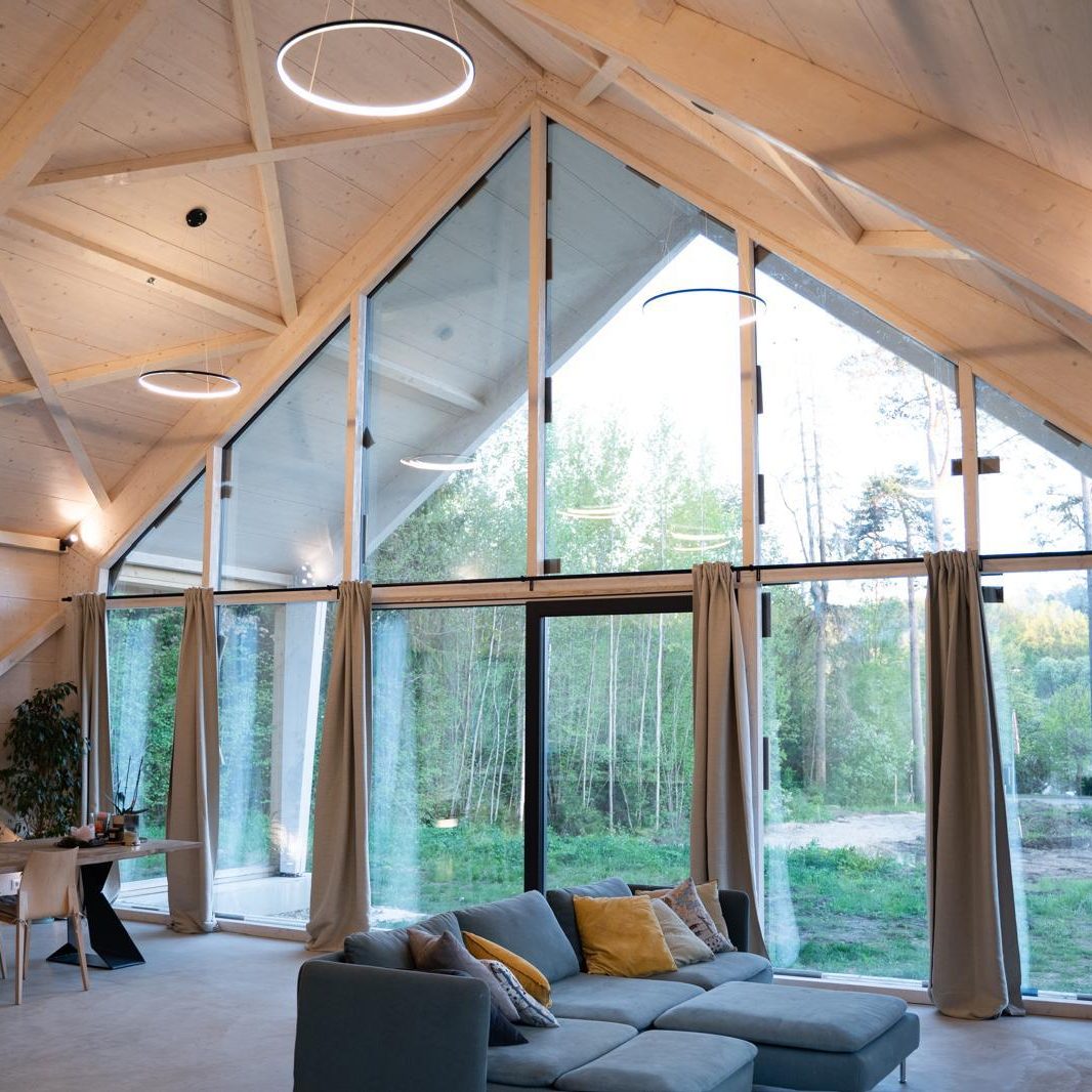 Wohnzimmer mit Kathedralendecke und Panorama-Glasgiebel