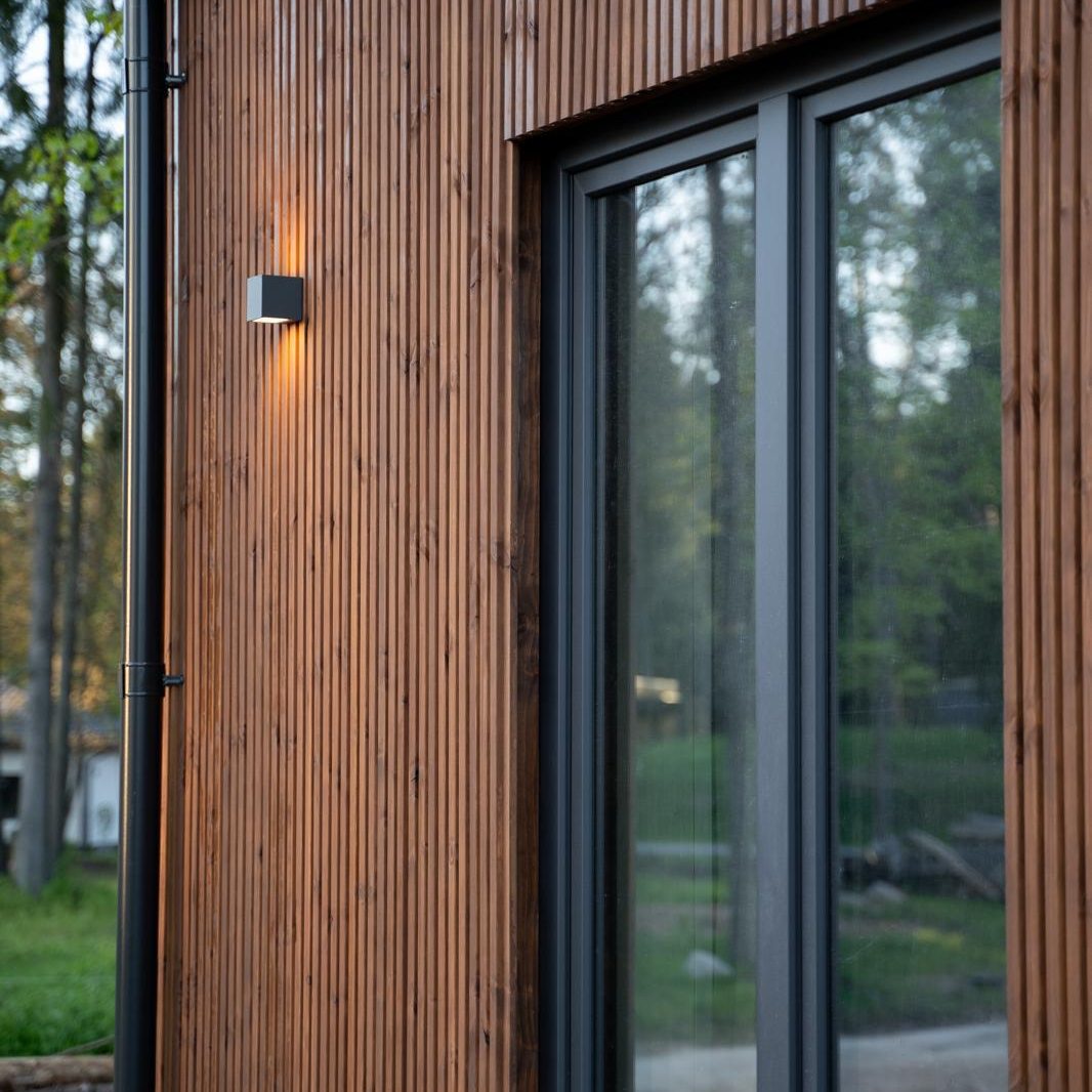 Holzfassade-Detail des Light House in der Abenddämmerung
